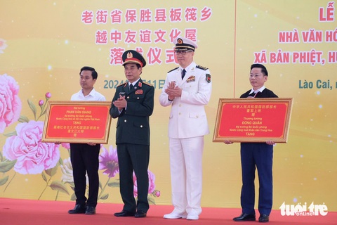 Bộ trưởng Bộ Quốc phòng Việt Nam - Trung Quốc tham dự nhiều hoạt động gắn kết hai nước- Ảnh 10. Bộ trưởng Bộ Quốc phòng hai nước tham dự lễ cắt băng khánh thành Nhà văn hóa Hữu nghị biên giới Việt Nam - Trung Quốc, tặng quà cho đảng bộ, chính quyền và nhân dân xã Bản Phiệt, huyện Bảo Thắng, tỉnh Lào Cai - Ảnh: NGUYÊN BẢO