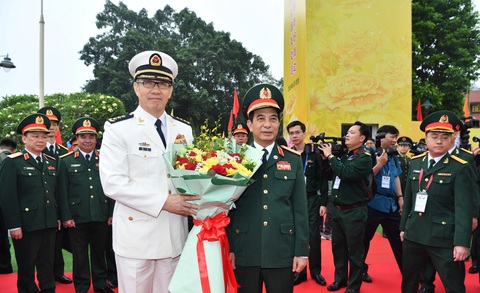 Bộ trưởng Bộ Quốc phòng Việt Nam - Trung Quốc tham dự nhiều hoạt động gắn kết hai nước- Ảnh 3. Đại tướng Phan Văn Giang, bộ trưởng Bộ Quốc phòng Việt Nam, tặng hoa, đón thượng tướng Đổng Quân, bộ trưởng Bộ Quốc phòng Trung Quốc