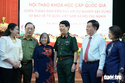 Quyết chiến, quyết thắng trên mảnh đất Điện Biên anh hùng- Ảnh 1. Đại tướng Lương Cường, Trưởng Ban Tuyên giáo Trung ương Nguyễn Trọng Nghĩa trò chuyện với bà Võ Hạnh Phúc (thứ ba từ trái qua) - con gái Đại tướng Võ Nguyên Giáp - Ảnh: NAM TRẦN
