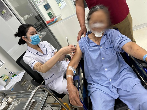 Cụ bà được tiêm phòng vắc xin, huyết thanh phòng bệnh dại - Ảnh: BVCC Cụ bà được tiêm phòng vắc xin, huyết thanh phòng bệnh dại - Ảnh: Bệnh viện cung cấp