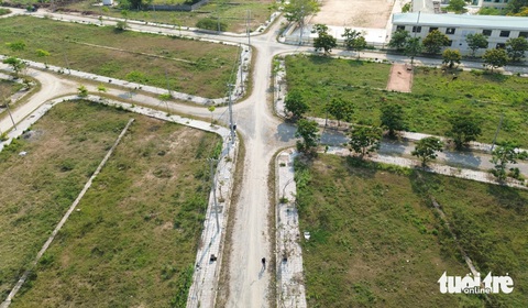 Đề xuất tạm ngừng cưỡng chế thuế 'cứu' doanh nghiệp bất động sản trước bờ vực phá sản- Ảnh 1. Một dự án bất động sản ở thị xã Điện Bàn - Ảnh: LÊ TRUNG