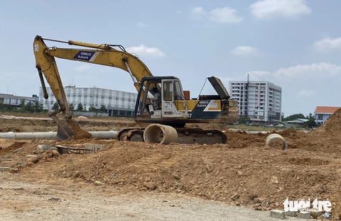Đề xuất tạm ngừng cưỡng chế thuế 'cứu' doanh nghiệp bất động sản trước bờ vực phá sản- Ảnh 4. Thi công dự án khu đô thị - Ảnh: LÊ TRUNG