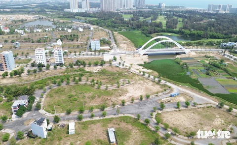 Đề xuất tạm ngừng cưỡng chế thuế 'cứu' doanh nghiệp bất động sản trước bờ vực phá sản- Ảnh 5. Các dự án bất động sản ở đô thị mới Điện Nam - Điện Ngọc - Ảnh: LÊ TRUNG