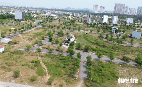 Đề xuất tạm ngừng cưỡng chế thuế 'cứu' doanh nghiệp bất động sản trước bờ vực phá sản- Ảnh 6. Hiện nay nhiều doanh nghiệp bất động sản rơi vào cảnh khó khăn, đứng trước bờ vực phá sản - Ảnh: LÊ TRUNG
