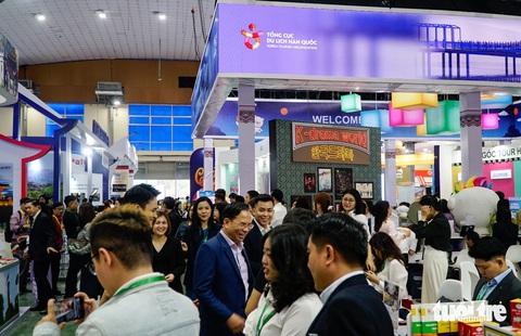 Hàng ngàn người dân, du khách tham gia VITM 2024 trong ngày khai mạc - Ảnh: NGUYỄN HIỀN Hàng ngàn người dân, du khách tham gia VITM 2024 trong ngày khai mạc