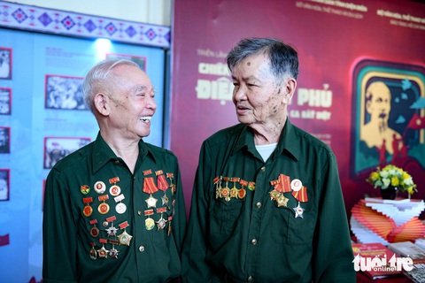 Rưng rưng ngày gặp lại chiến sĩ Điện Biên năm xưa- Ảnh 1. Ông Hoàng Văn Bảy (trái) vui mừng trò chuyện cùng đồng đội là ông Nguyễn Hồng Thái cùng nhau tham gia chiến dịch Điện Biên Phủ lịch sử - Ảnh: NAM TRẦN