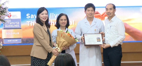 Bác sĩ khuyến cáo đời sống hiện đại có nhiều bệnh lý nguy cơ dẫn đến suy tim- Ảnh 1. Ông Nguyễn Sinh Hiền (thứ 2 từ phải) nhận chứng nhận vàng về quản lý và điều trị suy tim ngày 11-4 - Ảnh: Bệnh viện cung cấp