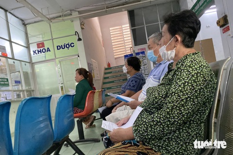 Bệnh nhân bị từ chối khám bệnh bảo hiểm y tế lần 2 vì sợ trục lợi?- Ảnh 1. Bệnh nhân chờ lấy thuốc tại Bệnh viện Phú Nhuận chiều 11-4 - Ảnh: TỰ TRUNG