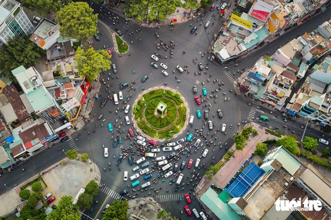 Hiện trạng 7 vòng xoay ở TP.HCM được đề xuất cải tạo- Ảnh 1. Công trường Dân Chủ là nơi giao nhau của sáu con đường: CMT8, Võ Thị Sáu, Lý Chính Thắng, Nguyễn Phúc Nguyên, Ba Tháng Hai và Nguyễn Thượng Hiền, tiếp giáp quận 3 và quận 10.