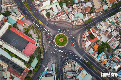 Hiện trạng 7 vòng xoay ở TP.HCM được đề xuất cải tạo- Ảnh 5. Vòng xoay Phú Lâm (bùng binh Phú Lâm) là nơi giao nhau của 5 tuyến đường: Hồng Bàng, Bà Hom, Tân Hòa Đông, Nguyễn Văn Luông và Kinh Dương Vương