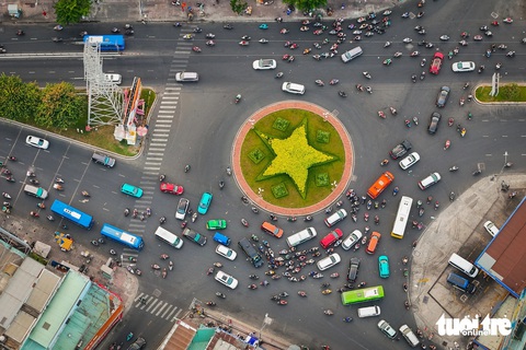 Hiện trạng 7 vòng xoay ở TP.HCM được đề xuất cải tạo- Ảnh 7. Cách đó hơn 1km, vòng xoay mũi tàu Phú Lâm cũng được đề xuất cải tạo. Theo ghi nhận của phóng viên, hiện vòng xoay được trồng cây xanh tạo hình đẹp mắt.