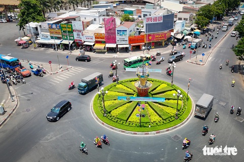 Hiện trạng 7 vòng xoay ở TP.HCM được đề xuất cải tạo- Ảnh 10. Vòng xoay Hòa Bình (hay còn gọi là vòng xoay Đầm Sen) là nơi giao nhau của 3 con đường: Lạc Long Quân, Hòa Bình và Ông Ích Khiêm (quận 11) hiện được trang trí khang trang.
