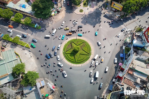 Hiện trạng 7 vòng xoay ở TP.HCM được đề xuất cải tạo- Ảnh 12. Sở Giao thông vận tải TP đánh giá khu vực các vòng xoay này có lưu lượng, mật độ phương tiện giao thông lớn. Vì vậy, nếu kế hoạch duy tu được thông qua, cần lưu ý thời gian khai thác, vận hành màn hình LED tại các vị trí này phải phù hợp đặc điểm giao thông từng giao lộ