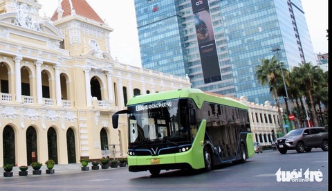 TP.HCM tính thêm mạng lưới trạm sạc cho xe điện- Ảnh 1. Các chuyên gia nhận định hiện xe điện ở TP.HCM tăng nhanh, cần thêm trạm sạc với tiêu chuẩn kỹ thuật, kết nối chung cho nhiều hãng. Đây cũng là tiền đề để từng bước chuyển đổi xe công cộng, xe cá nhân sang dùng năng lượng sạch, phát thải về 0 năm 2050 - Ảnh: THU DUNG