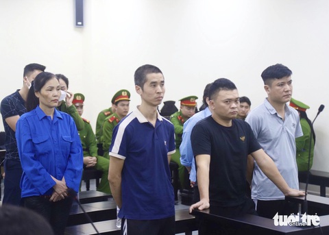 Hai cựu công an lãnh án tù vụ cho vay lãi nặng, tổ chức đánh bạc- Ảnh 2. Các bị cáo nghe tòa tuyên án - Ảnh: DANH TRỌNG