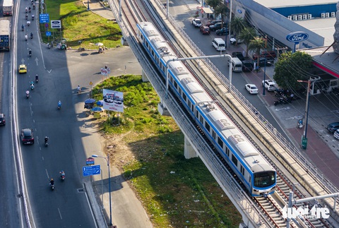 Từ tháng 7, người dân có thể đi miễn phí metro số 1- Ảnh 1. Tàu metro số 1 chạy ở đường ray trên cao đoạn qua cầu Rạch Chiếc (TP Thủ Đức) - Ảnh: CHÂU TUẤN