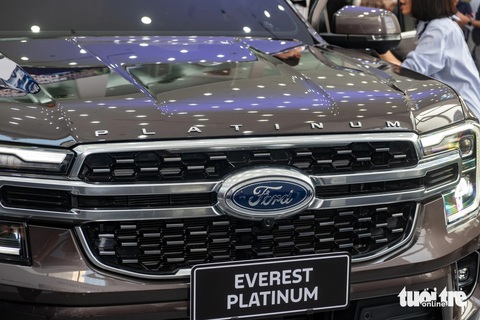 Ford Everest Platinum 2024 trông không khác nhiều so với bản Titanium. Lưới tản nhiệt được cách điệu với những chi tiết chrome sáng trông sang hơn. Nắp ca pô được dán logo 