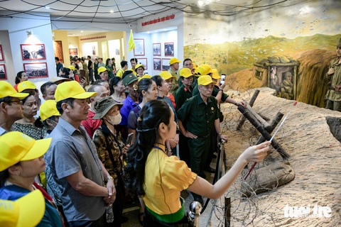Du lịch lịch sử 'bùng nổ' ở Điện Biên Phủ- Ảnh 5. Các khu vực trưng bày hiện vật, tái hiện chiến dịch Điện Biên Phủ cũng thu hút rất đông du khách