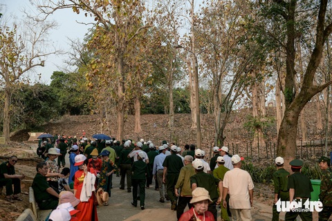 Du lịch lịch sử 'bùng nổ' ở Điện Biên Phủ- Ảnh 6. Dù đã gần 17h, nhưng lượng người dân và du khách đổ về các di tích như đồi A1 vẫn rất đông