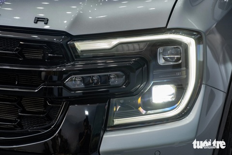 Chi tiết Ford Ranger Stormtrak giá 1,039 tỉ tại Việt Nam- Ảnh 4. Ford Ranger Stormtrak có một chút giống Ranger Wildtrak. Song soi chi tiết có thể thấy nhiều điểm khác biệt. Lưới tản nhiệt màu đen tích hợp đèn LED trợ sáng. Nắp ca pô gắn dòng chữ RANGER.