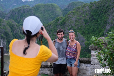 Du khách check-in trên đỉnh Hang Múa, Ninh Bình - Ảnh: NAM TRẦN Du khách check-in trên đỉnh Hang Múa, Ninh Bình - Ảnh: NAM TRẦN