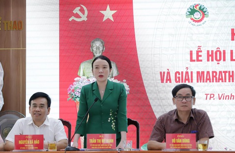 Nhiều chương trình nghệ thuật đặc sắc tại Lễ hội Làng Sen- Ảnh 1. Bà Trần Thị Mỹ Hạnh - giám đốc Sở Văn hóa và Thể thao Nghệ An - thông tin về các hoạt động, chương trình nghệ thuật ở Lễ hội Làng Sen năm 2024 - Ảnh: DOÃN HÒA