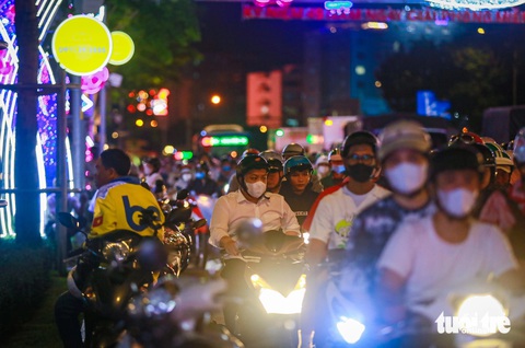 Kẹt cứng trên đường Tôn Đức Thắng đổ về quận 1, xe cộ 'lết' cả tiếng đồng hồ- Ảnh 7. Nhiều người đi xe máy tấp vô lề để chờ hết kẹt xe - Ảnh: CHÂU TUẤN