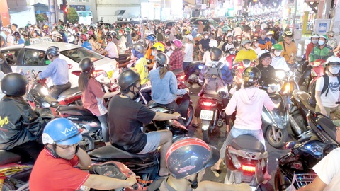 Kẹt xe: gọi đúng tên, kê đúng 'thuốc'- Ảnh 1. Kẹt xe tại giao lộ Phan Đình Phùng - Huỳnh Văn Bánh, quận Phú Nhuận, TP.HCM - Ảnh: T.T.D.