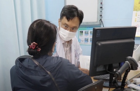 Tránh táo bón, phòng ngừa nguy cơ mắc bệnh trĩ- Ảnh 1. Bệnh nhân đến bệnh viện thăm khám, điều trị bệnh trĩ tại Bệnh viện Bình Dân (TP.HCM) - Ảnh: K.V.