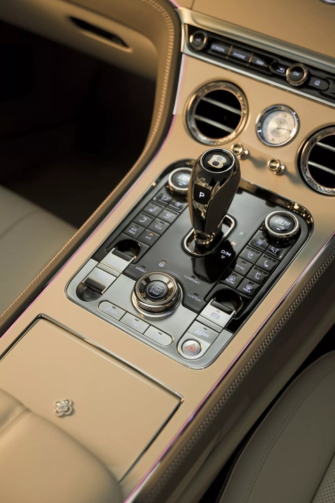 Bentley mui trần độc bản: Gắn kim cương, khảm vàng trắng khắp nơi- Ảnh 3. Cụm điều khiển trung tâm cực kỳ bóng bẩy với điểm nhấn là mặt dây chuyền hình hoa chế tác từ kim cương và vàng trắng - Ảnh: Bentley