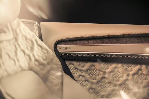 Bentley mui trần độc bản: Gắn kim cương, khảm vàng trắng khắp nơi- Ảnh 4. Biểu tượng hình hoa của Boodles cũng xuất hiện tại họa tiết ghế, cửa - Ảnh: Bentley