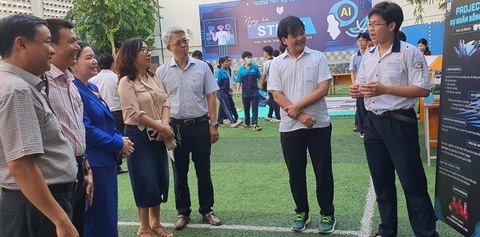 Học sinh trưng bày, rao bán sản phẩm tại Ngày hội STEAM của trường- Ảnh 4. Hồ Ngọc Triển (bìa phải), học sinh lớp 10A 3 thay mặt nhóm giới thiệu về sản phẩm AI dự đoán các trận đấu bóng đá với các thầy cô giáo và phụ huynh, khách tham quan ngày hội STEAM - Ảnh: NHƯ HÙNG