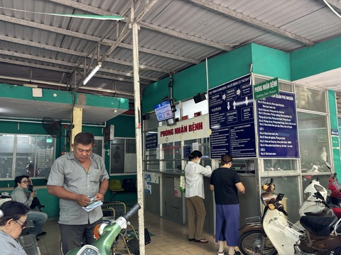 Vụ bệnh nhân bị từ chối khám bệnh BHYT lần 2: Bệnh viện Phú Nhuận nói gì?- Ảnh 1. Người bệnh đăng ký khám bệnh tại Bệnh viện quận Phú Nhuận - Ảnh: N.H.