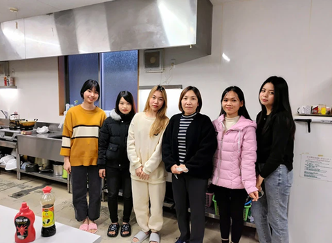 Người phụ nữ Việt Nam giúp nhiều thực tập sinh trong động đất gây ấn tượng với báo Nhật- Ảnh 1. Thực tập sinh Việt Nam chụp ảnh cùng cô Lien Kaji (thứ ba từ phải sang) tại ký túc xá của Công ty Sugiyo ở Nanao, tỉnh Ishikawa ngày 8-2 - Ảnh: SHIRO MATSUDA