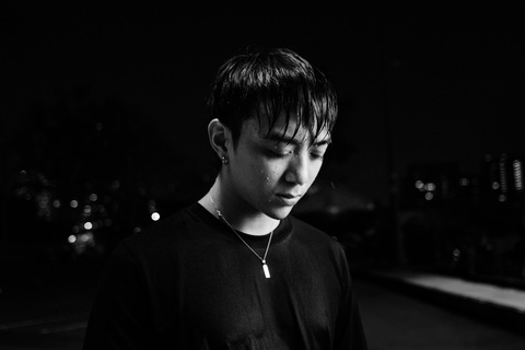 Lãng tử 'suy' tình SOOBIN khóc hết nước mắt trong Giá như- Ảnh 3. Lãng tử 'suy' tình SOOBIN khóc hết nước mắt trong Giá như- Ảnh 3.
