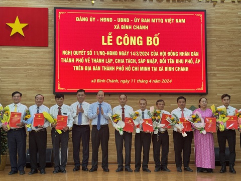 Đặt tên khu phố, ấp sau sắp xếp phải phù hợp với lịch sử và nguyện vọng người dân- Ảnh 1. Phó bí thư thường trực Thành ủy TP.HCM (thứ 5 từ trái sang) trao các quyết định nhân sự sau khi sắp xếp khu phố, ấp - Ảnh: H.V