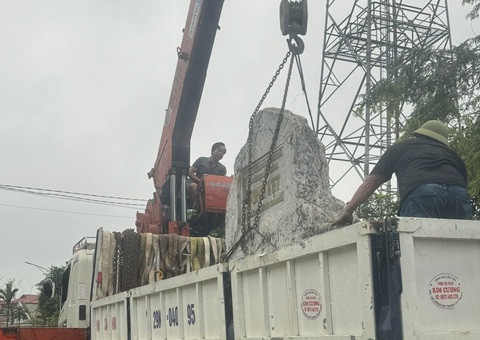 Tấm biển đá 'Bộ Văn hóa, Thể thao và Du lịch Thanh Hóa' đã bị di dời- Ảnh 5. Cơ quan chức năng huyện Vĩnh Lộc (Thanh Hóa) đã di dời tấm biển ghi dòng chữ