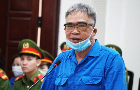 Luật sư đề nghị ‘không cách ly ông Đỗ Hữu Ca khỏi xã hội’- Ảnh 1. Cựu giám đốc Công an Hải Phòng Đỗ Hữu Ca tại phiên tòa sáng 11-4 - Ảnh: TIẾN THẮNG