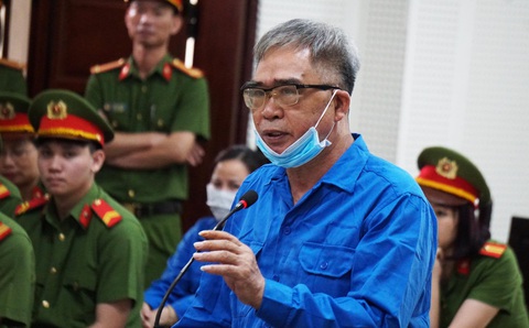 Ông Đỗ Hữu Ca nói cuối đời vì lụy tình thương mà phạm tội, xin giảm nhẹ cho ‘người em’- Ảnh 1. Cựu giám đốc Công an Hải Phòng Đỗ Hữu Ca nói lời sau cùng trước tòa - Ảnh: TIẾN THẮNG