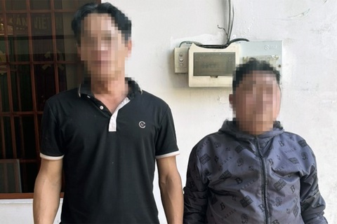 Hai người đổ thuốc trừ sâu xuống sông Đồng Nai để bắt tôm, cá bán- Ảnh 1. L.Đ.P. và N.H.D. bị bắt quả tang dùng thuốc trừ sâu đổ xuống sông Đồng Nai để bắt tôm, cá - Ảnh: Công an cung cấp