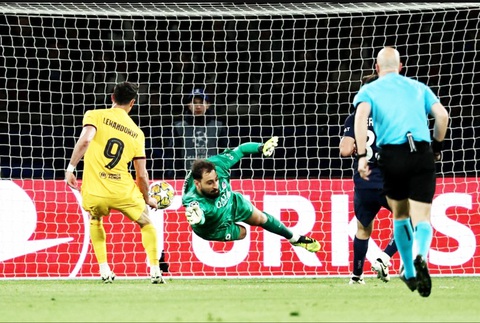CĐV PSG ‘bắn’ Donnarumma tơi tả sau thất bại ở Champions League- Ảnh 1. Pha hụt bóng của thủ môn Donnarumma khiến PSG bị Barcelona chọc thủng lưới ở Champions League - Ảnh: Getty