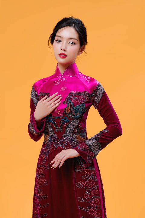 Liên Hương làm lại Bộ sưu tập Huyền sử Thăng Long của Liên Hương - Ảnh: Hizo Thái/BTC Sự phối màu tinh tế tôn lên sắc vóc người mặc - Ảnh: HIZO THÁI