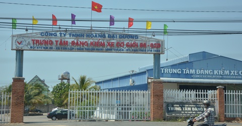 Bắt phó giám đốc một trung tâm đăng kiểm ở Bình Thuận- Ảnh 1. Cơ quan cảnh sát điều tra Công an tỉnh Bình Thuận đang khám xét Trung tâm đăng kiểm xe cơ giới 86-02D ở huyện Hàm Thuận Nam - Ảnh: ĐỨC TRONG