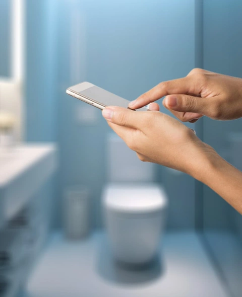 nguồn ảnh https://english.webdunia.com/web-stories/lifestyle/using-mobile-phone-in-toilet-here-are-5-reasons-why-you-must-stop-777_5_1698564904.html Nam sinh viên khai quay clip trong nhà vệ sinh nữ để câu view - Ảnh minh họa: webdunia.com