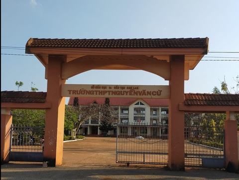 Trường THPTv Nguyễn Văn Cừ đã rút quyết định đuổi học hai học sinh hút thuốc lá điện tử - Ảnh: V.Đ. Trường THPT Nguyễn Văn Cừ đã rút quyết định đuổi học hai học sinh hút thuốc lá điện tử - Ảnh: V.Đ.