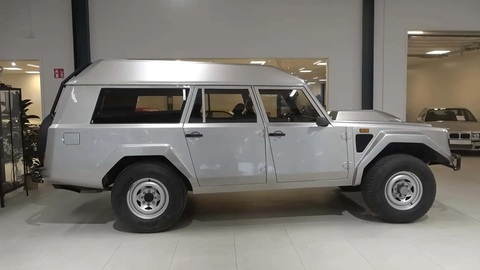 Siêu xe Lamborghini của Sultan Brunei cần thay lốp, cả thế giới chỉ còn 1 bộ, giá gần 1,4 tỉ đồng- Ảnh 1. Bản LM002 độ wagon này là bản duy nhất được Lamborghini chính nhận chứng hãng - Ảnh cắt từ video, nguồn: Shmee150