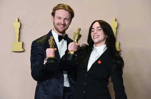 Billie Eilish là nghệ sĩ trẻ nhất lịch sử giành được 2 tượng vàng Oscar và cũng là người đầu tiên sinh ra trong thế kỷ 21 nhận được giải thưởng này. Billie Eilish là nghệ sĩ trẻ nhất lịch sử giành được 2 tượng vàng Oscar và cũng là người đầu tiên sinh ra trong thế kỷ 21 nhận được giải thưởng này.