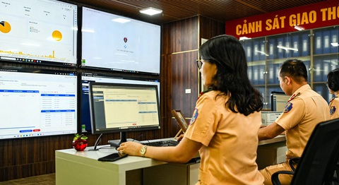 Cán bộ giám sát đấu giá biển số xe của Bộ Công an - Ảnh: HỒNG QUANG Cán bộ giám sát đấu giá biển số xe của Bộ Công an - Ảnh: HỒNG QUANG
