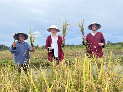 Người Mỹ, Pháp, Anh... chi tiền tới Hội An thử làm nông dân- Ảnh 2. Công ty Jack Tran Tours Hội An đưa đón khách trải nghiệm làm nông ở Hội An - Ảnh: B.D.