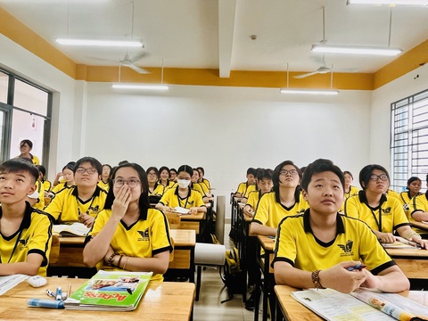 Kết quả khảo sát năng lực tiếng Anh học sinh ở TP.HCM ra sao?- Ảnh 2. Học sinh THCS Nguyễn Gia Thiều, Tân Bình, TP.HCM trong một giờ học tiếng Anh - Ảnh: MỸ DUNG